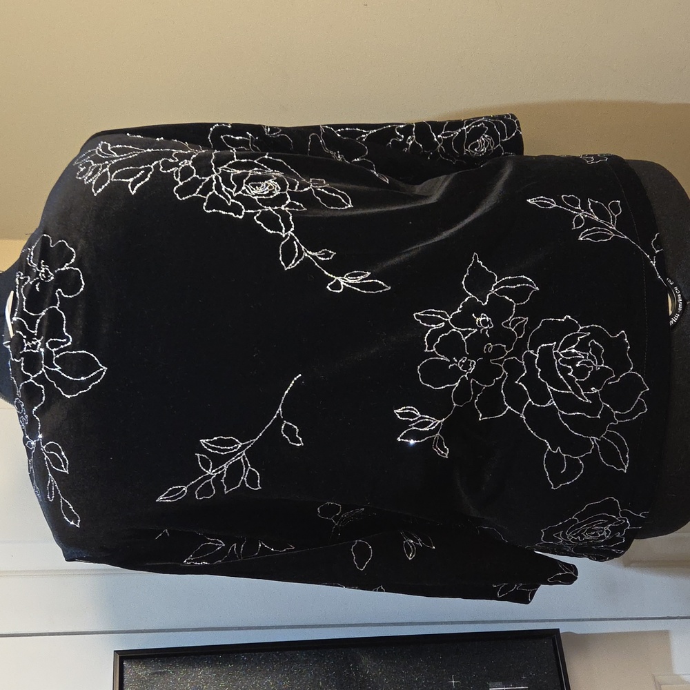 Nwot 18/20W Fashion BUG Chic Black Floral Velvet Blouse - Picture 7 of 17